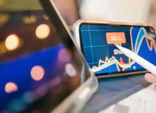 Trader analizujący Bitcoin, Ethereum oraz opcje forex na wielu rynkach